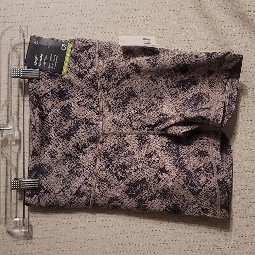 GAP GapFit Eclipse Super High Rise Bike Short: Gray Snake Print: NWT: SZ XS